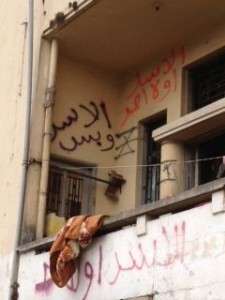 Graffitis auf einem Balkon in Beirut - "Assad oder keiner"
