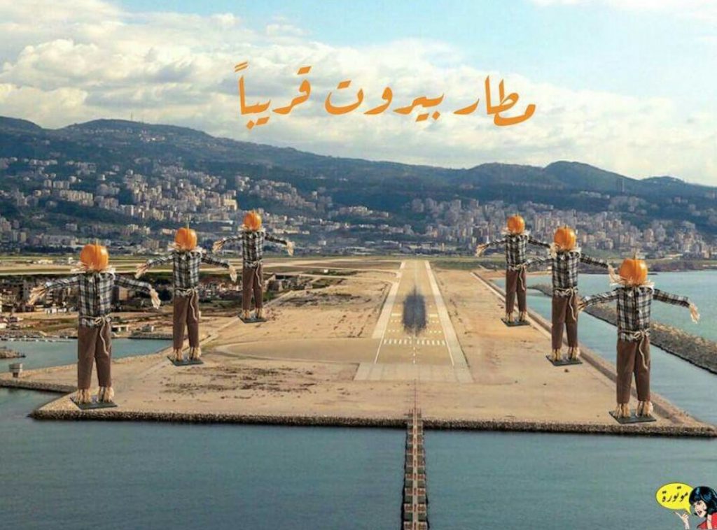 "Bald am Beiruter Flughafen" - AktivistInnen bestücken den Flughafen zumindest auf Bildern schon mal mit Vogelscheuchen